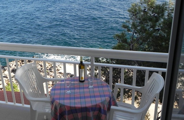 Four-bedroom apartment near beach Sveta Nedilja, Hvar (A-11433-a)