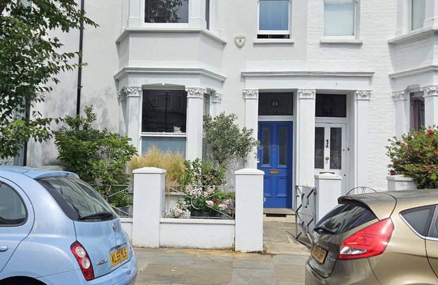 Four bedroom family house with patio garden, near Portobello Road, NottingHill.