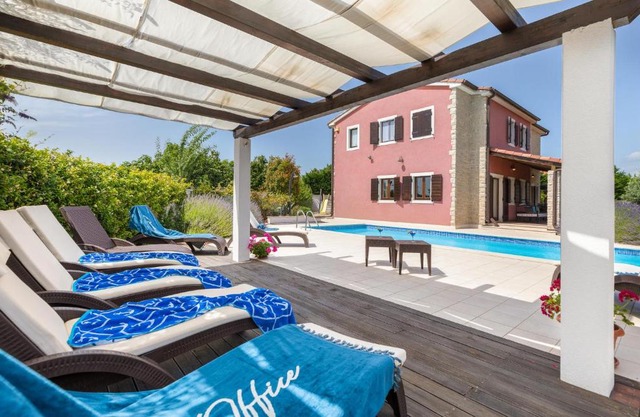 Four-Bedroom Holiday home Bijazici with an Outdoor Swimming Pool 08