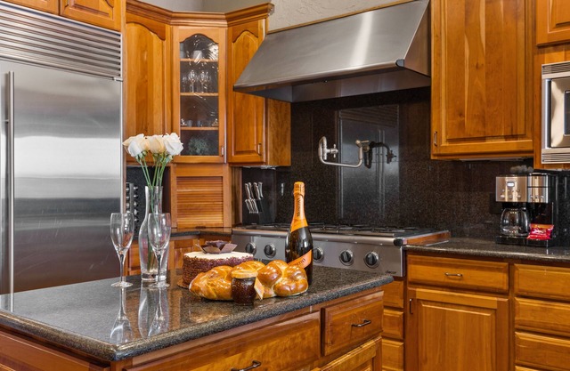 Four Bedroom House 8 Beds :We Take Insurance Claims: