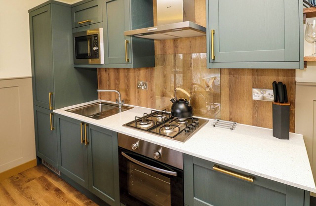 FOUR LAKES RETREAT - IN TWO, with hot tub in Newport, Isle Of Wight