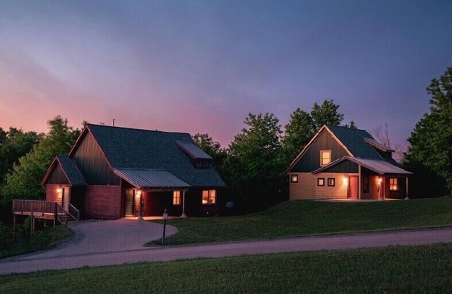 Four Season Cabin Great for Family and Couples Retreat