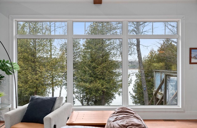 Four Season Retreat on private lake, sleeps 10+ people, skier & hiker's delight