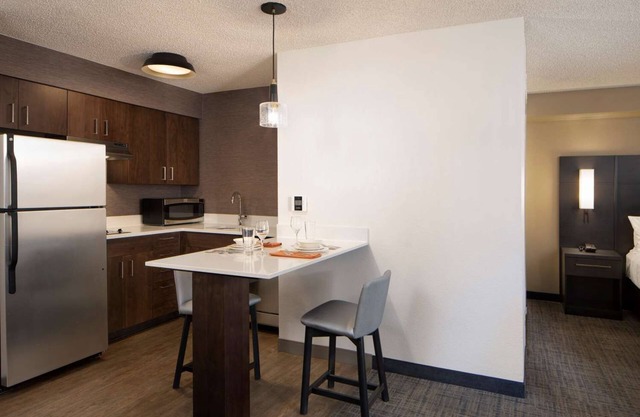 Four Welcoming Studio in Fresno with Delightful Breakfast | Free Parking
