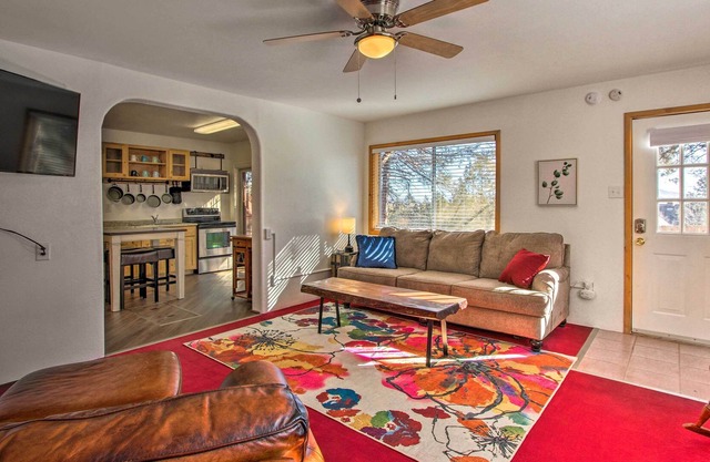 'Fox Cottage' - Quiet Escape w/ Private Deck!