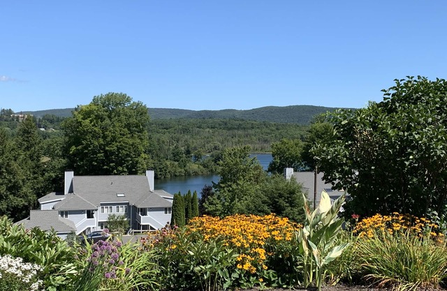 Fox Hollow Lakeside Condo, Minutes to Tanglewood