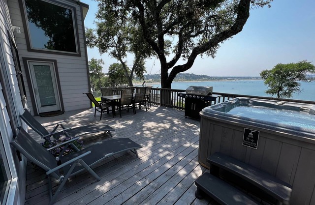 Foxes Den at Canyon Lake
