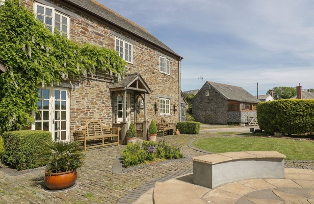 FOXES DEN, pet friendly, with hot tub in Gorran Haven