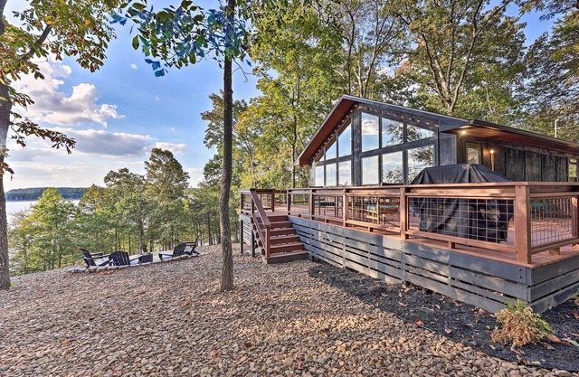 'Foxtail' Cabin Retreat: Steps to Beaver Lake!