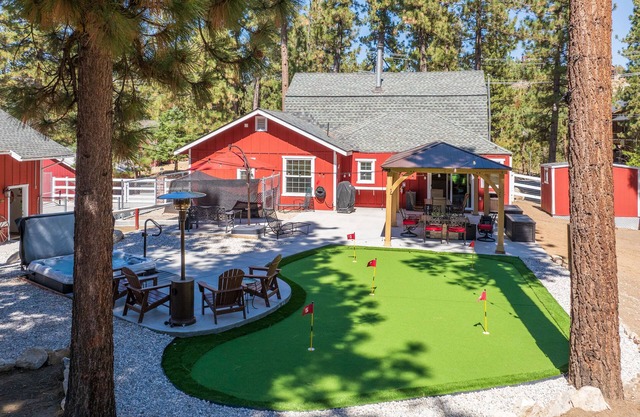 Foxy Farm Ranch, newly remodeled, amazing outdoors, hot tub, and separate full guest house!