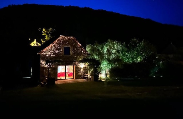 Grange Dans un Écrin de Verdure, Coeur du Village