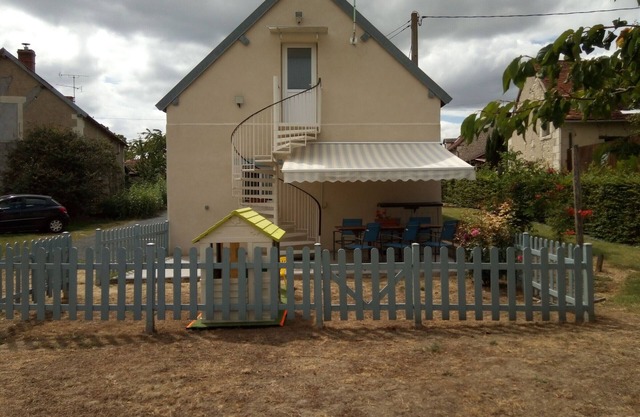Cozy Retreat Near Loire Castles and Zoo with Private Terrace, Air Conditioning, and Parking
