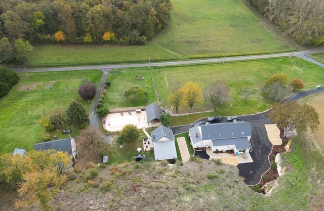 Cozy Retreat with Shared Heated Pool, Close to ZooParc de Beauval and Valençay