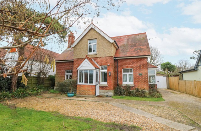 FRAMINGHAM, pet friendly, character holiday cottage in Hayling Island