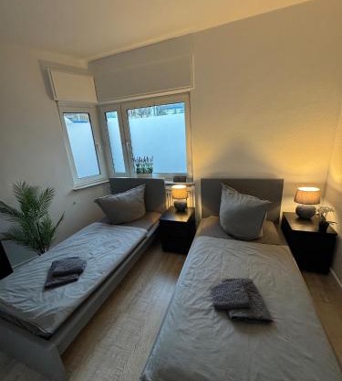 Frankfurter 21 Haus - 2 WE, 2 Küchen, 2 Bäder, 6 SZ, 19 Betten