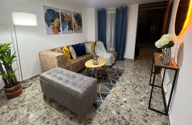 Free airport pickup, BBQ, patio, and gym 1 block away