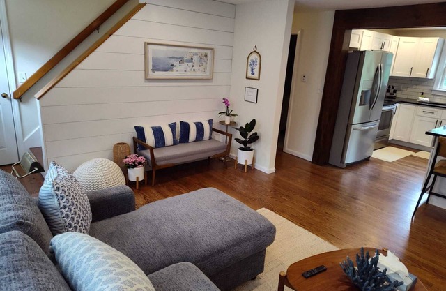 FREE BEACH PASS! NEAR CRAIGVILLE BEACH! 4 bedroom in charming Barnstable w/AC.