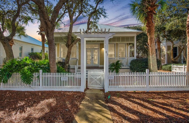*Free Beach Service * Pool * Cottage*