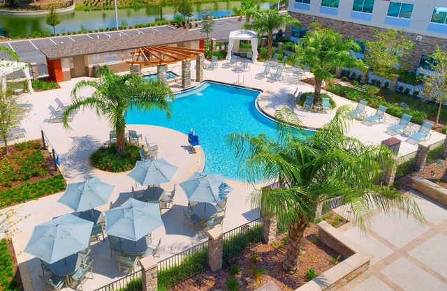 Free Breakfast. 10 Min to U of Florida. Outdoor Pool & Hot Tub.