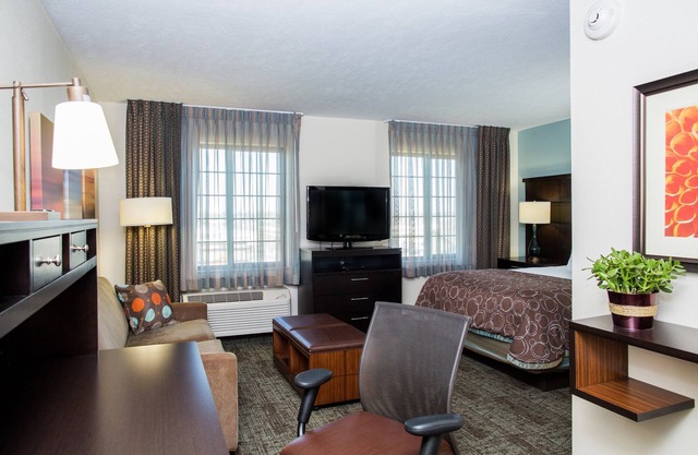 Free Breakfast Buffet. Downtown Marquette. King Suite. Great for Business Travelers!