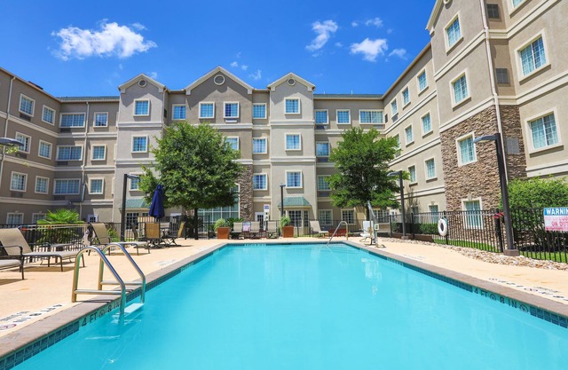Free Breakfast + Free Wi-Fi + Outdoor Pool | Close to Austin Airport