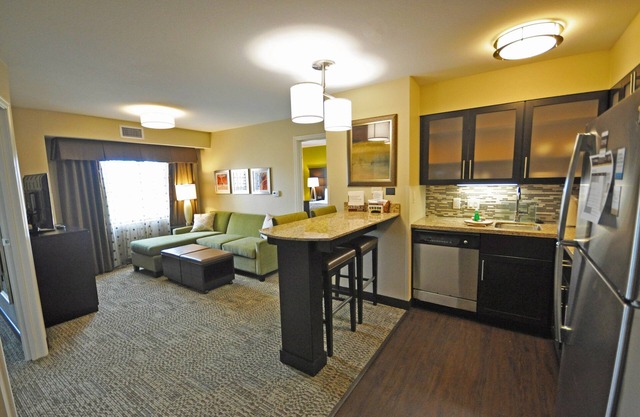 Free Breakfast, Free Wi-Fi, Indoor Pool and Hot Tub | Cozy 2 Bedroom Suite