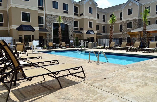 Free Breakfast. Outdoor Pool. Shared BBQ. Near Camp Gelger.