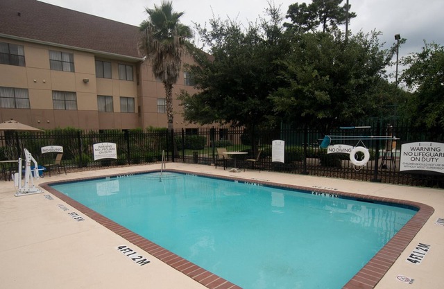 Free Breakfast + Outdoor Pool + Hot Tub | Modern Suite