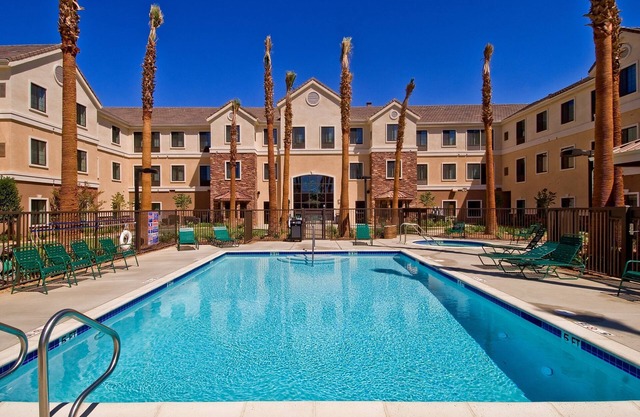 Free Breakfast. Outdoor Pool & Hot Tub. Relaxing Retreat!