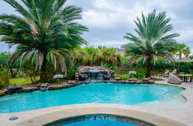 Free Breakfast + Outdoor Pool + Hot Tub | Modern Suite
