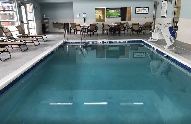 Free Breakfast. Pool with a Slide. Close to Olbrich Botanical Gardens!