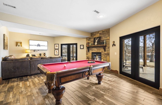 Free Daily Tickets, Near Sdc, Billiards, Table Rock Lake Access and Views!