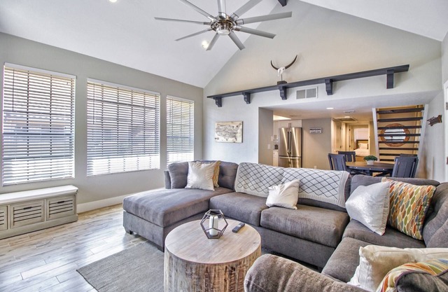 FREE GOLF! Pet Friendly, Upgraded, Heated Pool/Spa Minutes to Giants stadium & Old Town Scottsdale!