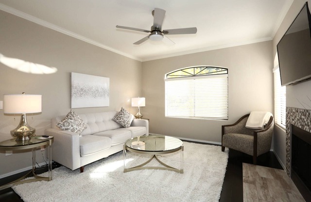 Free Golf! Resort Style Condo in Ideal Location! Heated Pool/Spa/Gym, WIFI, Near Shopping & Dining!