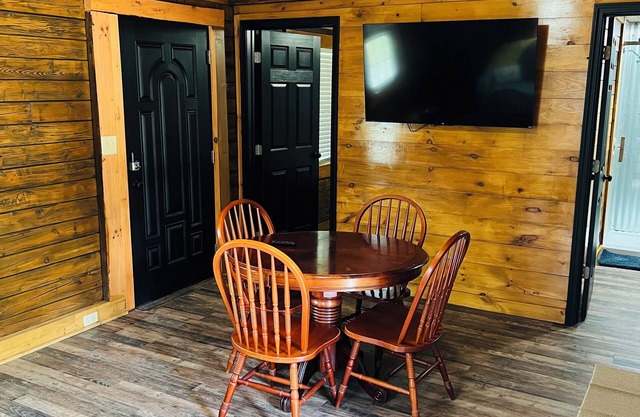 ✨FREE NIGHT PROMO✨Knotty Pine- Handcrafted Cozy Cabin-Pet Friendly- Hot Tub-RRG