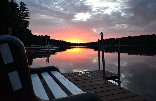 Free nite w/wknd off season lakehome boats pier fireplace hottub sand beach raft