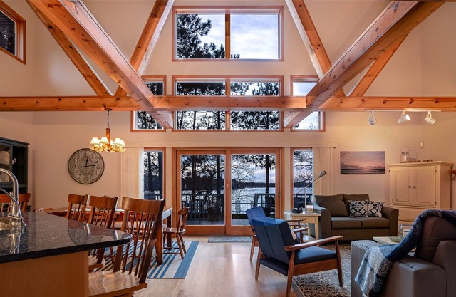 Free nite w/wknd offseason lakefront hottub fireplace kayak paddleboard boatpier