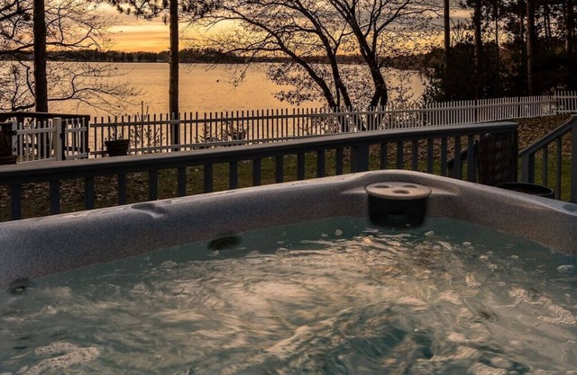 Free nite w/wknd offseason lakefront hottub fireplace kayak paddleboard boatpier