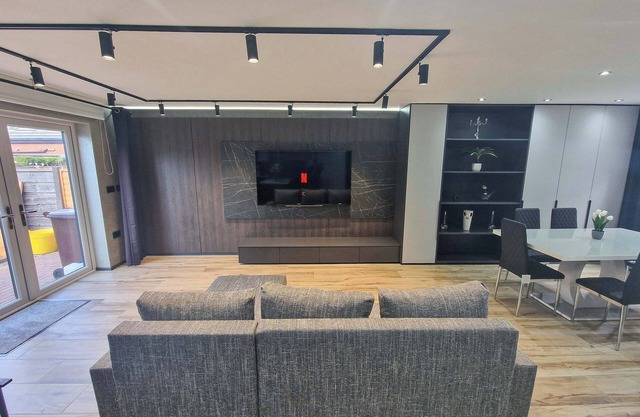 Free Parking MCR Home by City SuperHost