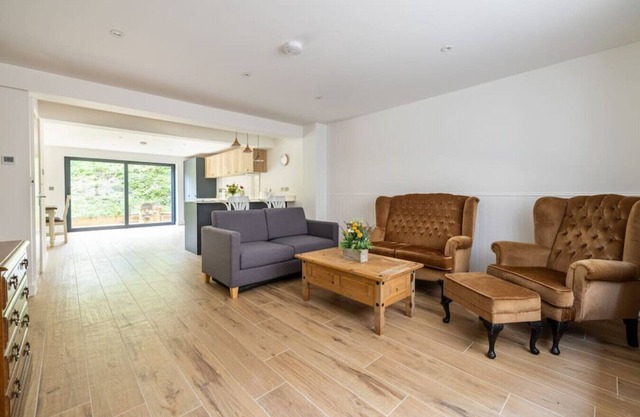 |Free Parking|4BR|2.5BA|Sleeps8|