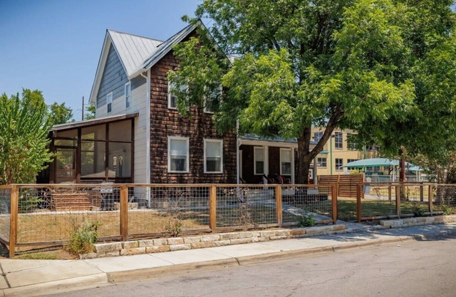 Free Parking, East Austin | Corner Cabin - Portoro