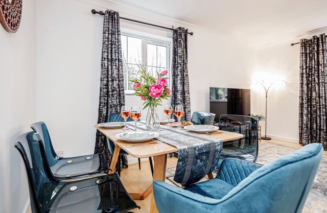 Free parking★ Gated Haven★ Stunning 2 Bed Apt ★WatfordFC/Hospital/Atria/Theater★