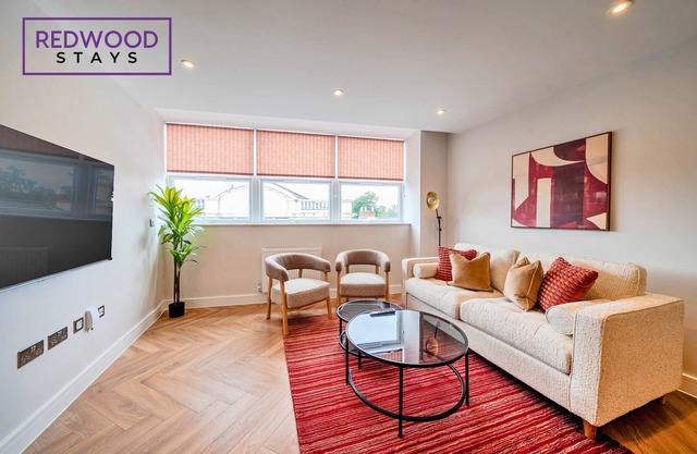 FREE Parking, Hi-Speed WiFi,55 Inch 4K TV LongStay