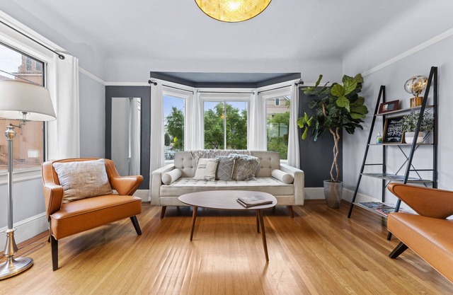 FREE PARKING+ Living Room, 2 Queen Beds & 2 Baths.