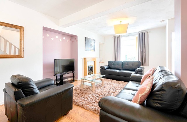Free Parking, Spacious Living Room, Garden