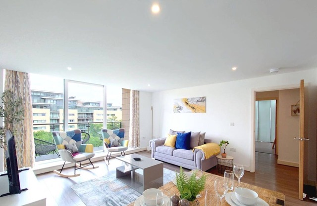 Free Parking: Two Bed Apartment London Docklands