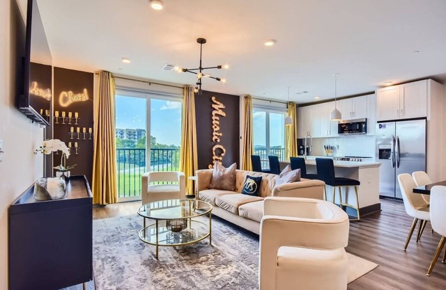 FREE Parking| WALK to Broadway| King| Fitness CTR!