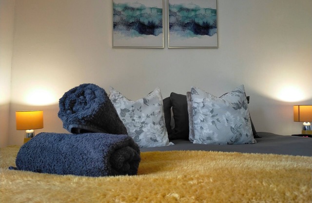 Free Parking/WIFI 3 bed house, Sleep 6 with 2showers, near Uni and Town centre!