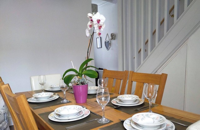 Free Parking/WiFi, 3 Beds sleep 6 near Uni & Town!