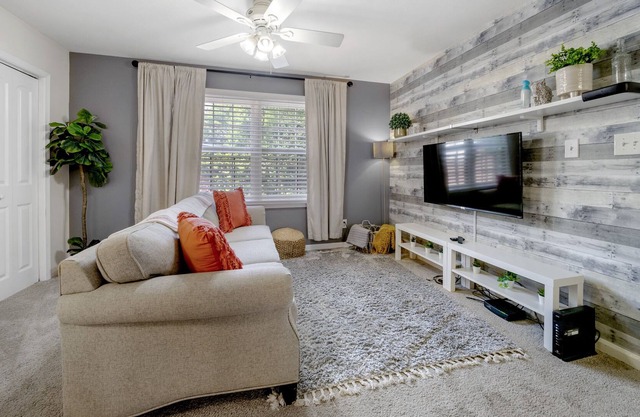FREE & SAFE PARKING - Midtown Studio - Extended Stays Welcome!